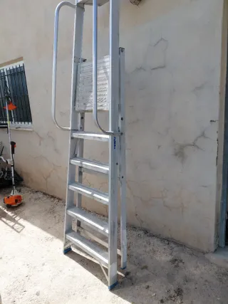 Escalera de aluminio con plataforma
