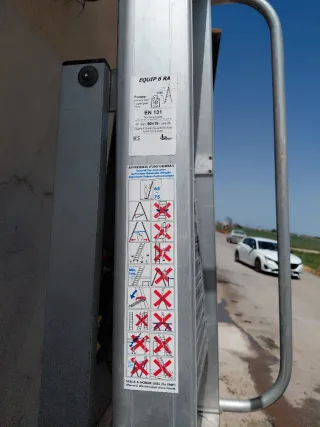 Escalera de aluminio con plataforma