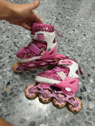 Patines niña rosa lentejuelas y luces en ruedas.