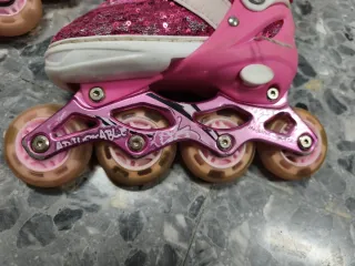 Patines niña rosa lentejuelas y luces en ruedas.