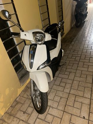 Moto Scooter Blanca y Negra Automática