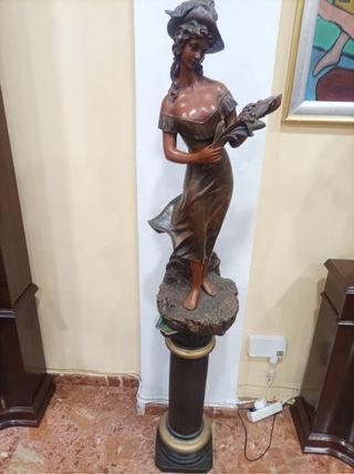Figura decorativa mujer con sombrero