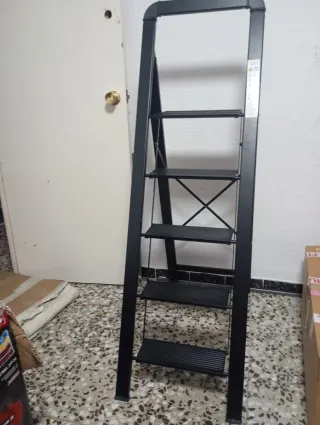 Escalera plegable 4 peldaños gris