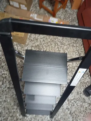 Escalera plegable 4 peldaños gris