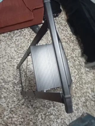 Escalera plegable 4 peldaños gris