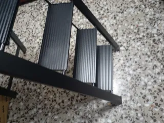 Escalera plegable 4 peldaños gris