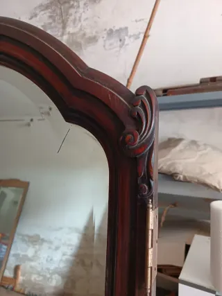 Espejo antiguo biselado enmarcado en nogal