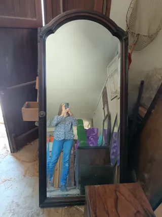 Espejo antiguo biselado enmarcado en nogal