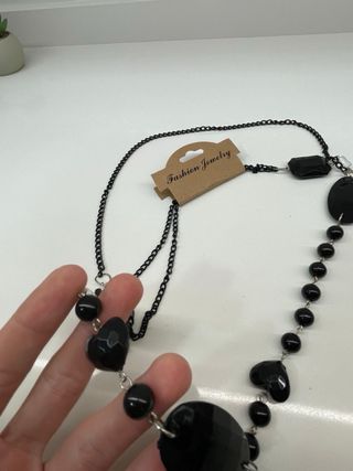 Collar negro con colgantes