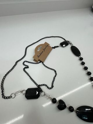 Collar negro con colgantes