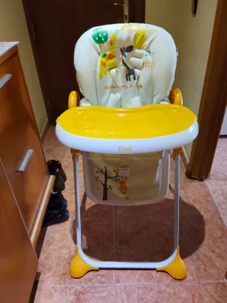 Trona de bebé amarilla y blanca