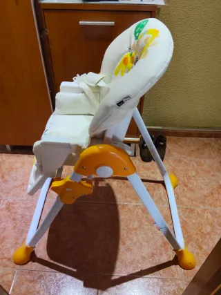 Trona de bebé amarilla y blanca