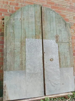 Puertas antiguas de madera y metal