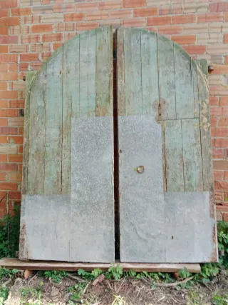 Puertas antiguas de madera y metal