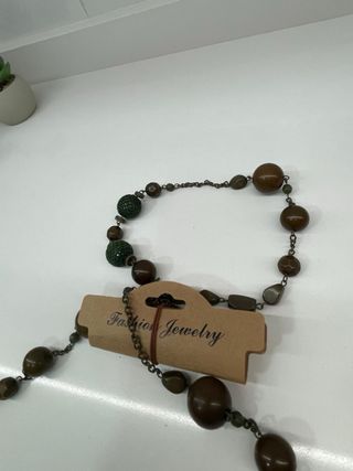 Collar de cuentas marrón y verde