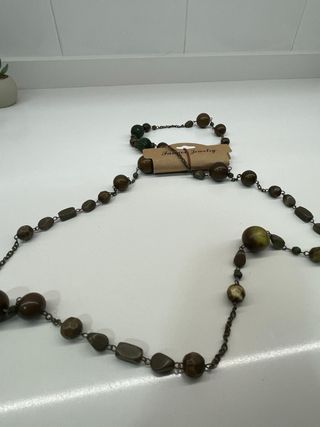 Collar de cuentas marrón y verde