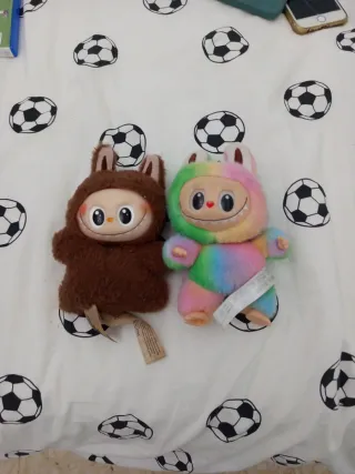 Labubus peluche marrón y arcoíris