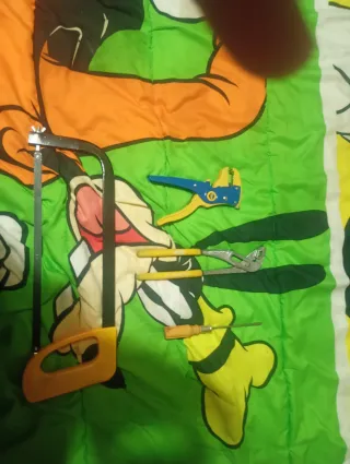 Sierra de arco, destornillador y llave