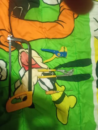 Sierra de arco, destornillador y llave