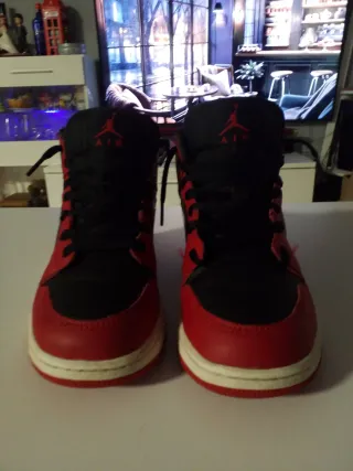 Jordan 1 Mid Negro Rojo