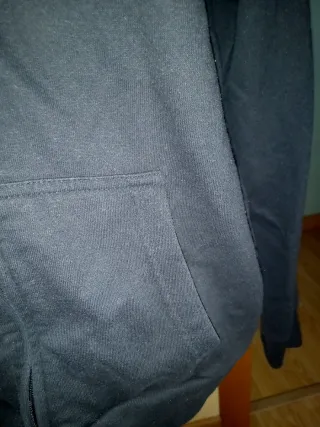 Cazadora negra con cremallera