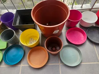 Conjunto de macetas, platos y regadera