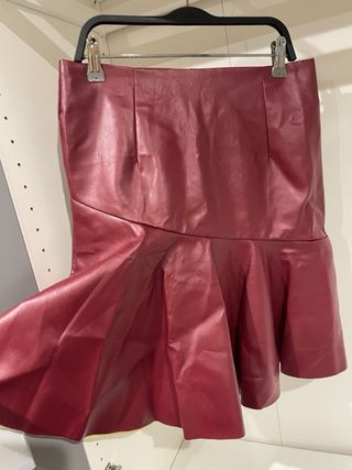 Falda de piel roja