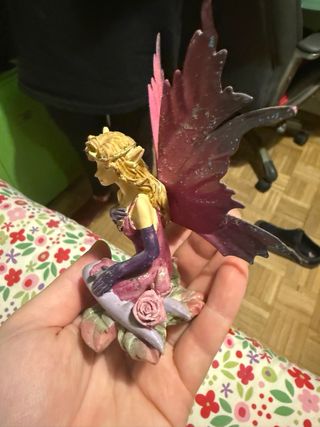 Figura de Hada con Alas Rosas