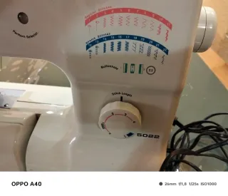 Máquina de coser blanca
