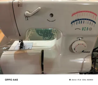 Máquina de coser blanca
