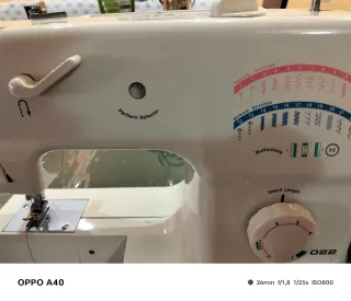 Máquina de coser blanca