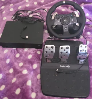 Xbox One S con Volante y Pedales Logitech