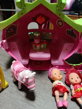 Casa Tarta de Fresa con Muñecas y Accesorios