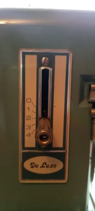 Máquina de coser Alfa con mueble