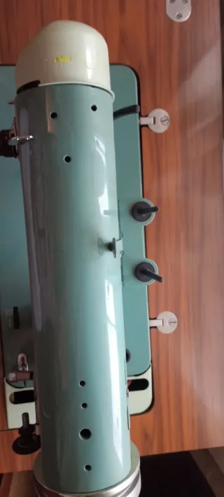 Máquina de coser Alfa con mueble