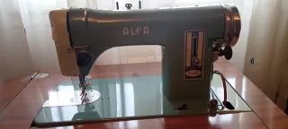 Máquina de coser Alfa con mueble