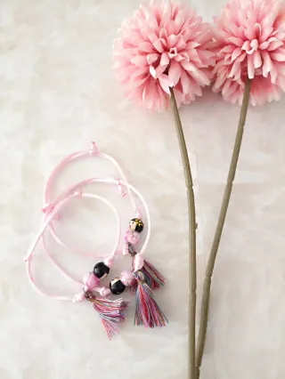 Pulseras con cuentas y borlas