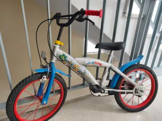 Bicicleta infantil 16 con ruedas rojas