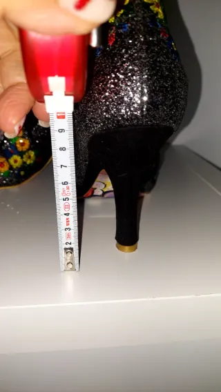 Zapatos de tacón con flores y brillos