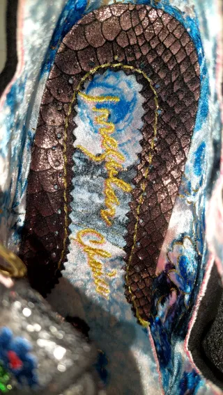 Zapatos de tacón con flores y brillos