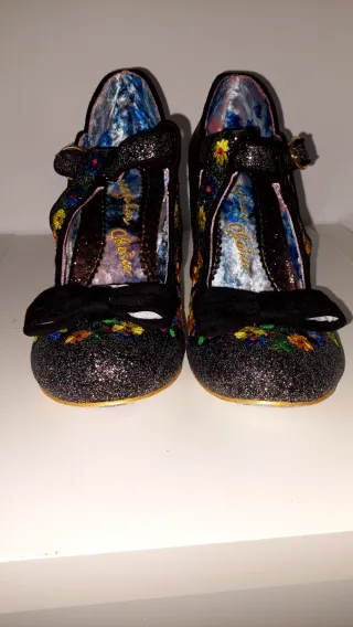 Zapatos de tacón con flores y brillos