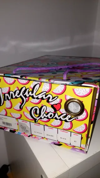 Zapatos de tacón con flores y brillos