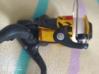 Carrete de pesca con nylon NUEVO dorado y negro