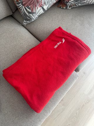 Manta de viaje roja.