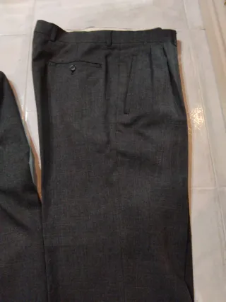 Traje de chaqueta y chaleco gris,no hago envíos.