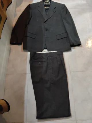 Traje de chaqueta y chaleco gris,no hago envíos.