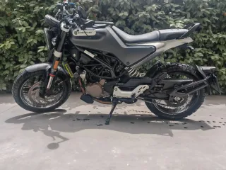 Husqvarna Svartpilen 125 Negra/Gris