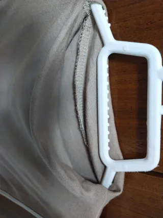 Top sin mangas cuello alto beige