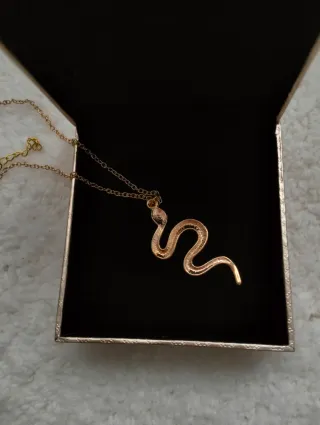 Colgante de serpiente dorado