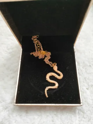 Colgante de serpiente dorado